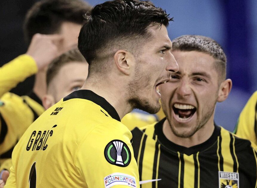 Vitesse voegt zich bij laatste zestien Conference League na knappe zege op Rapid Wien