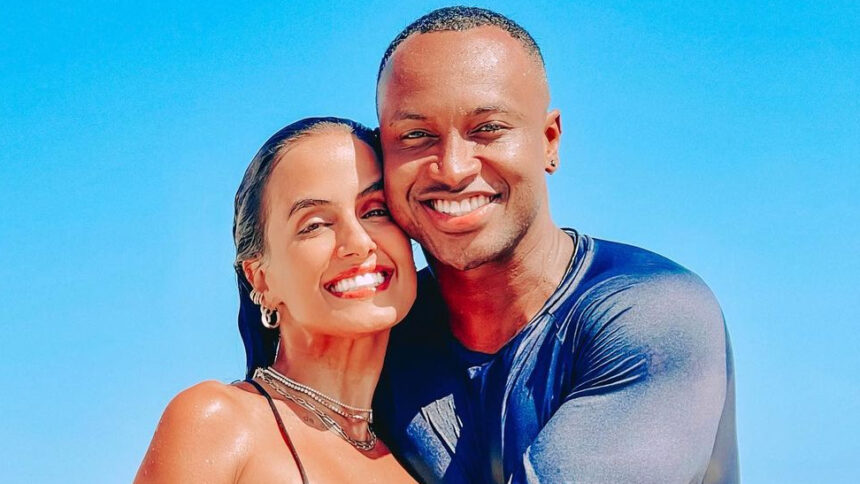 Thiaguinho posta foto em clima de romance com Carol Peixinho: ‘Felizão com sua luz’