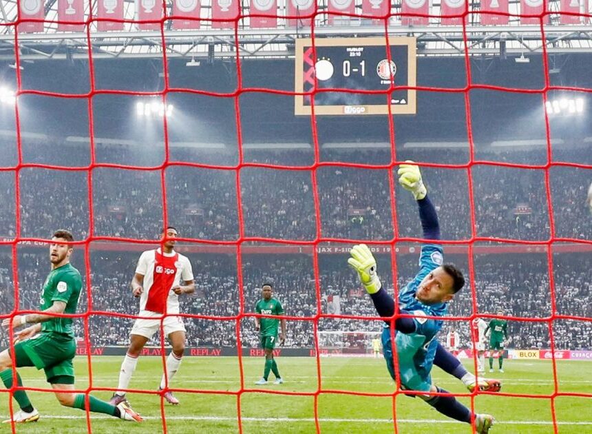 BD: ruzie tussen Ajax- en Feyenoord-fans in Den Bosch, steekpartij, vier gewonden BD: ruzie tussen Ajax- en Feyenoord-fans in Den Bosch, steekpartij, vier gewonden