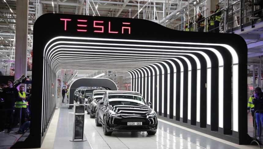 Elektroautos: Elon Musk eröffnet Tesla-Fabrik in Grünheide