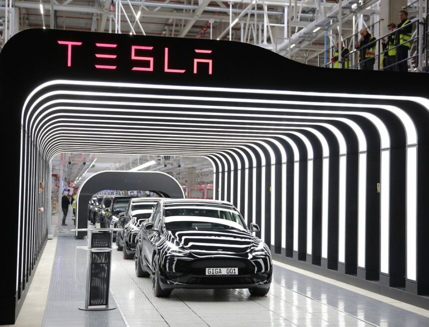 Elektroautos: Elon Musk eröffnet Tesla-Fabrik in Grünheide