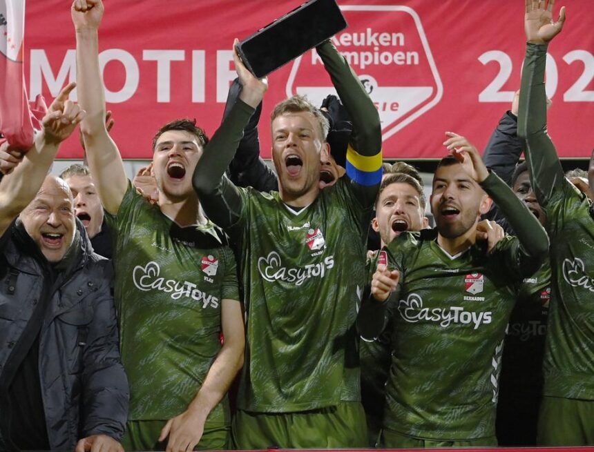 FC Emmen keert na één jaar terug in Eredivisie dankzij zege in Dordrecht