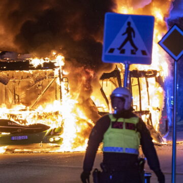 Rechte Demo genehmigt: Krawalle in schwedischen Städten