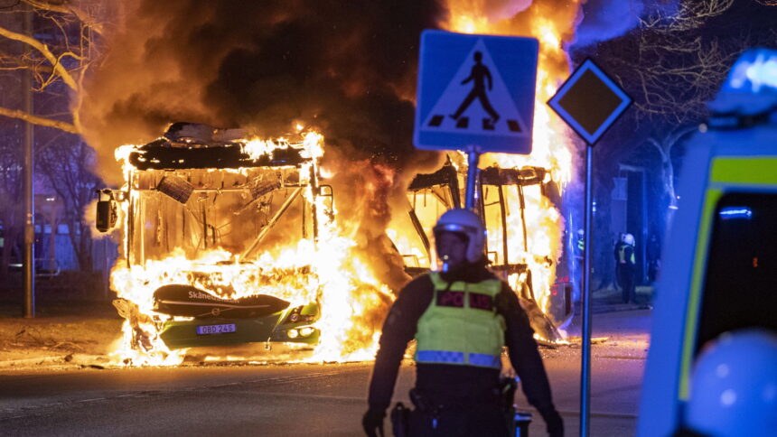 Rechte Demo genehmigt: Krawalle in schwedischen Städten