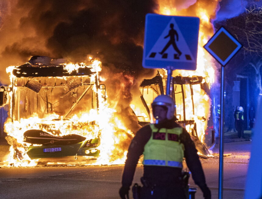 Rechte Demo genehmigt: Krawalle in schwedischen Städten