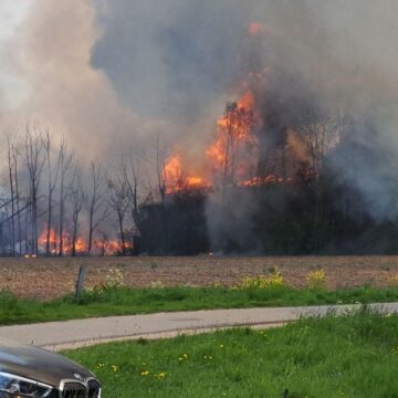 Brand in schuren Erichem slaat over naar huizen honderden meters verderop