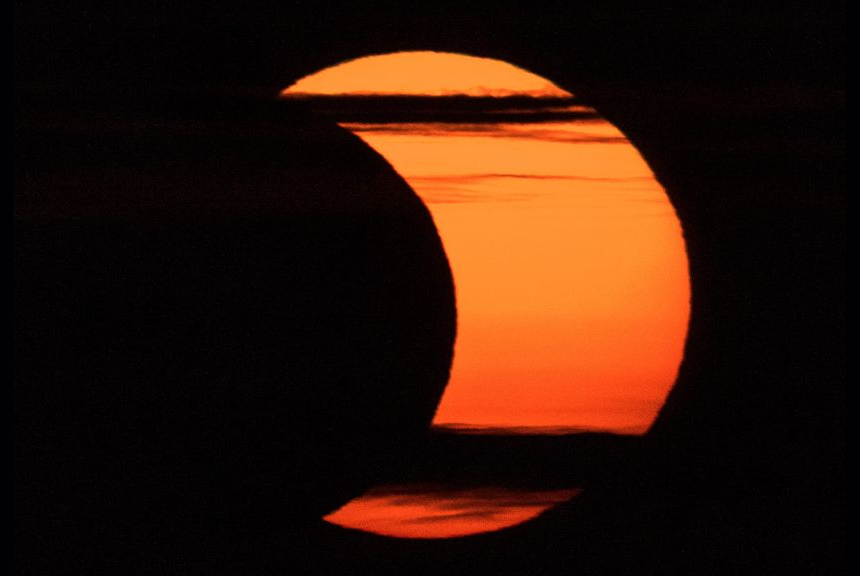 Tem eclipse solar neste sábado (30)! Saiba como assistir online