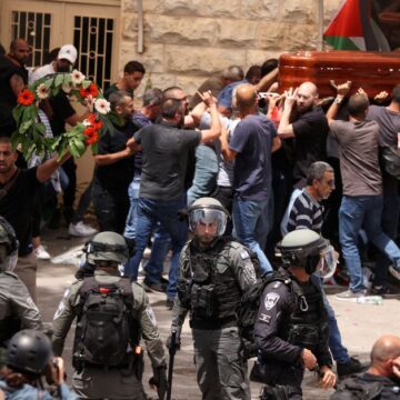 Israeli police beat mourners at funeral of slain Palestinian journalist