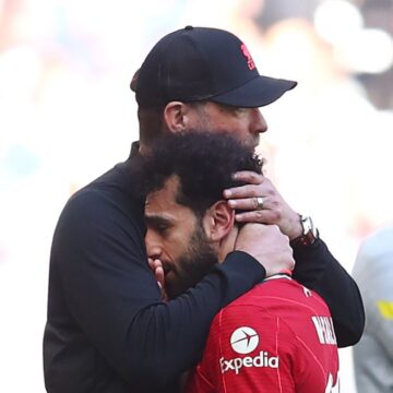 Mohamed Salah forced off after 32 minutes in FA Cup final sparking serious injury concern