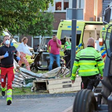 Platte kar valt om: 20 gewonden, 4 mensen met ambulance naar ziekenhuis Platte kar valt om: 20 gewonden, 4 mensen met ambulance naar ziekenhuis