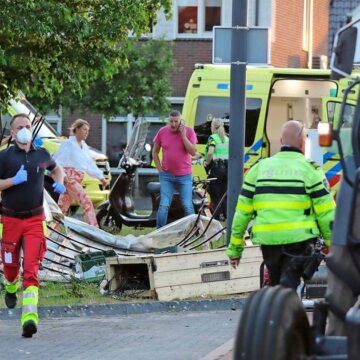Platte kar valt om: 20 gewonden, 4 mensen met ambulance naar ziekenhuis