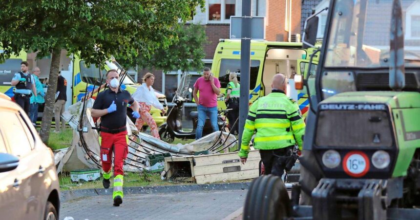 Platte kar valt om: 20 gewonden, 4 mensen met ambulance naar ziekenhuis