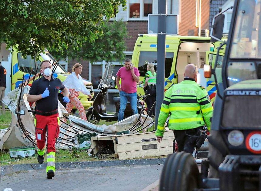 Platte kar valt om: 20 gewonden, 4 mensen met ambulance naar ziekenhuis Platte kar valt om: 20 gewonden, 4 mensen met ambulance naar ziekenhuis