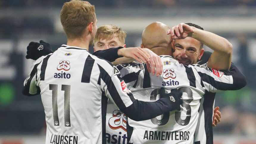 Acht goals voor koploper Heracles, Advocaat pakt puntje met ADO