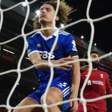 Gakpo ziet Liverpool nipt winnen, dankzij Leicester-schlemiel Faes