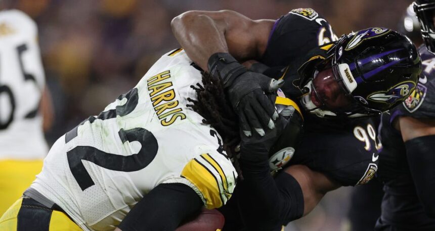 Sunday Night Football: Steelers keep playoff hopes alive with late touchdown, 16-13 win