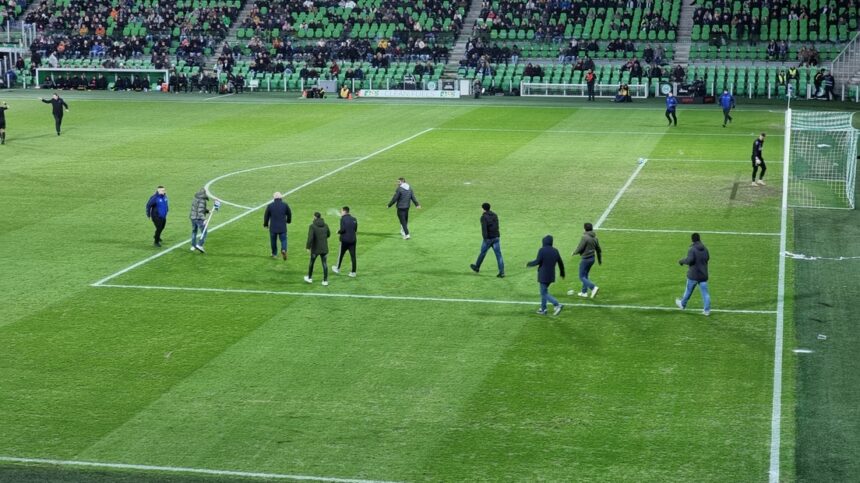 FC Groningen-Cambuur tijdelijk gestaakt na supporters op het veld