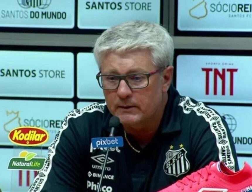 Odair Hellmann mostra alívio com vitória do Santos e brinca: “Vou tomar um venenoso” Odair Hellmann mostra alívio com vitória do Santos e brinca: “Vou tomar um venenoso”