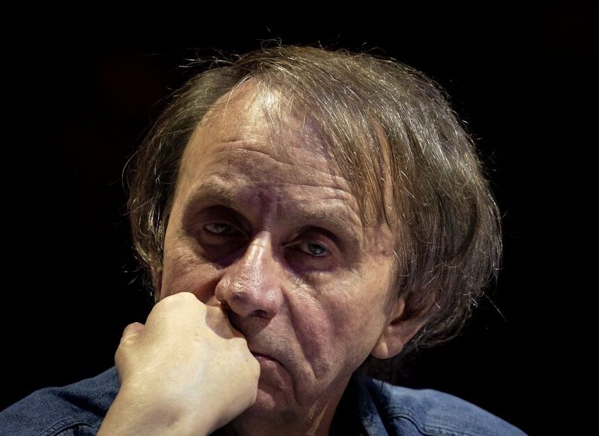 Michel Houellebecq: ‘Het was heel dom dat contract te tekenen’ Michel Houellebecq: ‘Het was heel dom dat contract te tekenen’