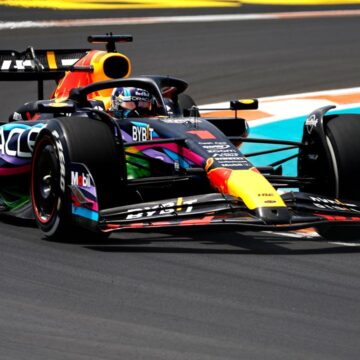 Verstappen klokt verreweg snelste tijd in tweede training Miami, Leclerc crasht