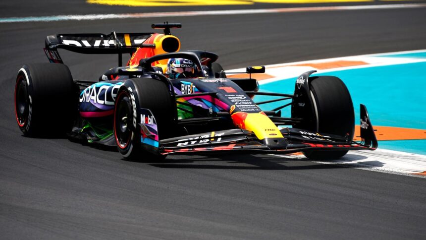 Verstappen klokt verreweg snelste tijd in tweede training Miami, Leclerc crasht