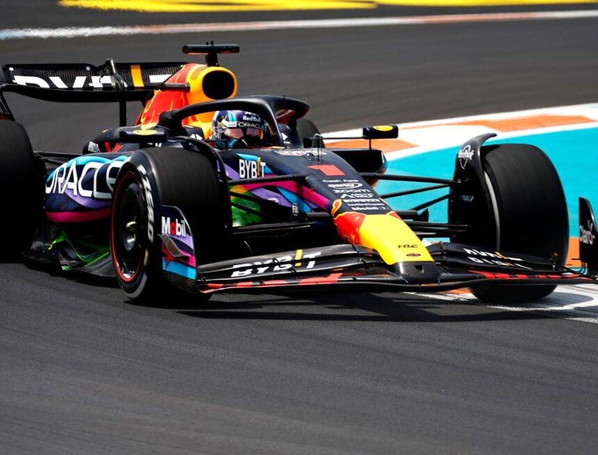 Verstappen klokt verreweg snelste tijd in tweede training Miami, Leclerc crasht Verstappen klokt verreweg snelste tijd in tweede training Miami, Leclerc crasht