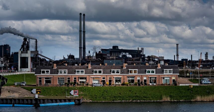 Noodverordening bij terrein Tata Steel wegens klimaatactie Greenpeace