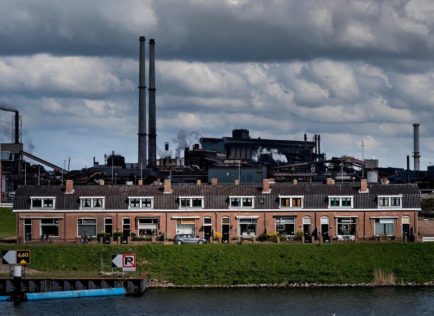 Noodverordening bij terrein Tata Steel wegens klimaatactie Greenpeace Noodverordening bij terrein Tata Steel wegens klimaatactie Greenpeace