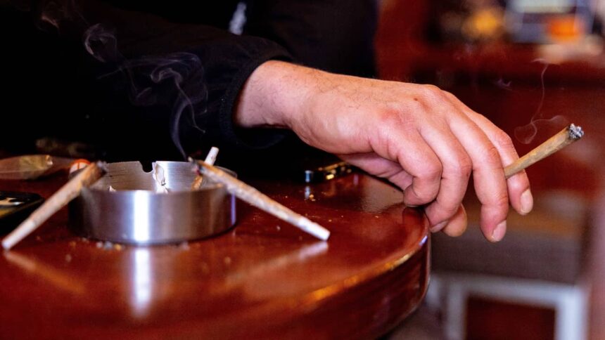 Tilburgse coffeeshop moet 24 uur per dag worden bewaakt na ‘aanslag’ Tilburgse coffeeshop moet 24 uur per dag worden bewaakt na ‘aanslag’