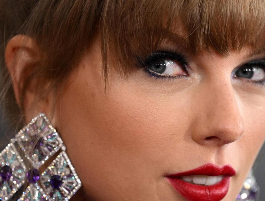 È arrivato il nuovo album di Taylor Swift e, sorpresa, è doppio: “Avevo troppa ‘poesia tormentata’”