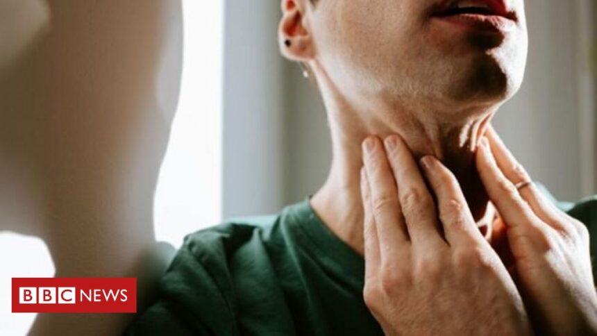 ‘Mewing’: o que é o exercício da moda nas redes sociais usado para tirar selfies (e os riscos que isso pode ter)