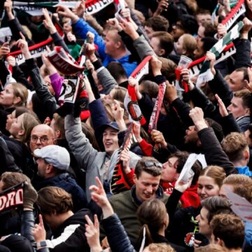 Liveblog huldiging Feyenoord: Geertruida en fans zingen nummer over Arne Slot