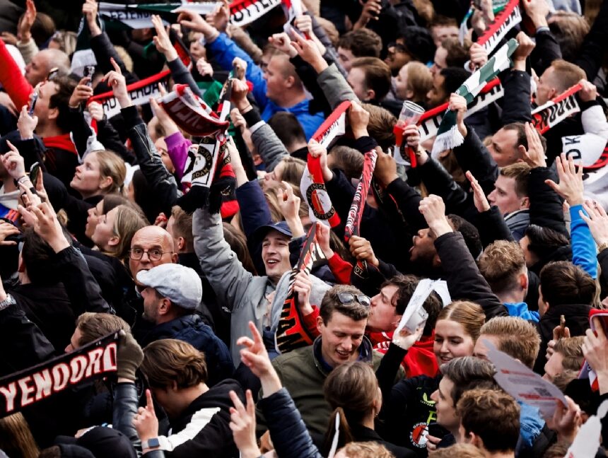 Liveblog huldiging Feyenoord: Geertruida en fans zingen nummer over Arne Slot