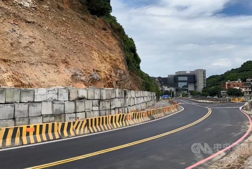 Keelung landslide road reopens ahead of schedule