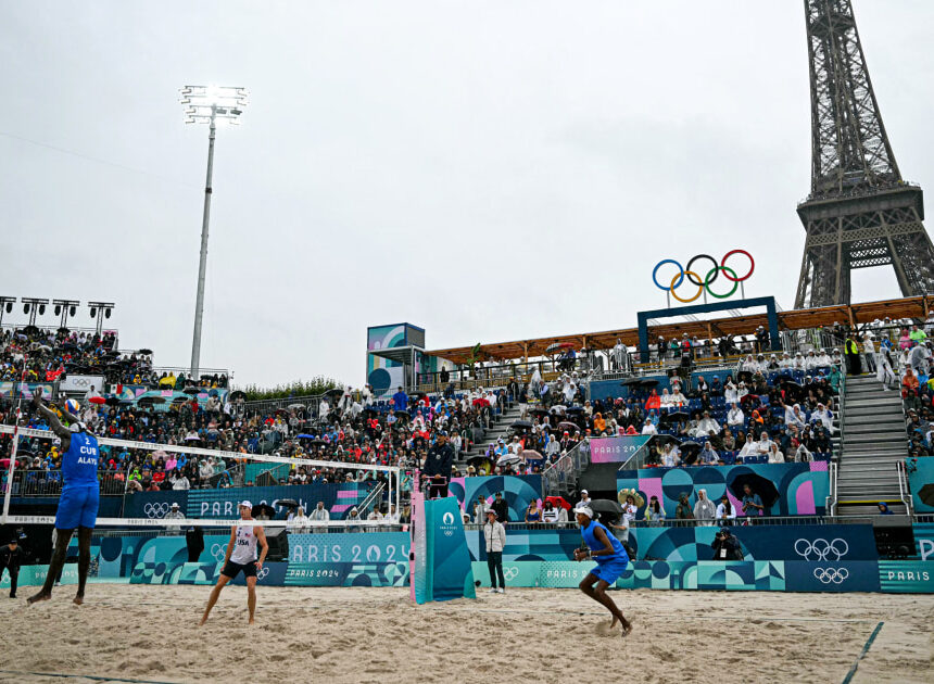 Beach volleyball begins under the Eiffel Tower despite the torrential rains