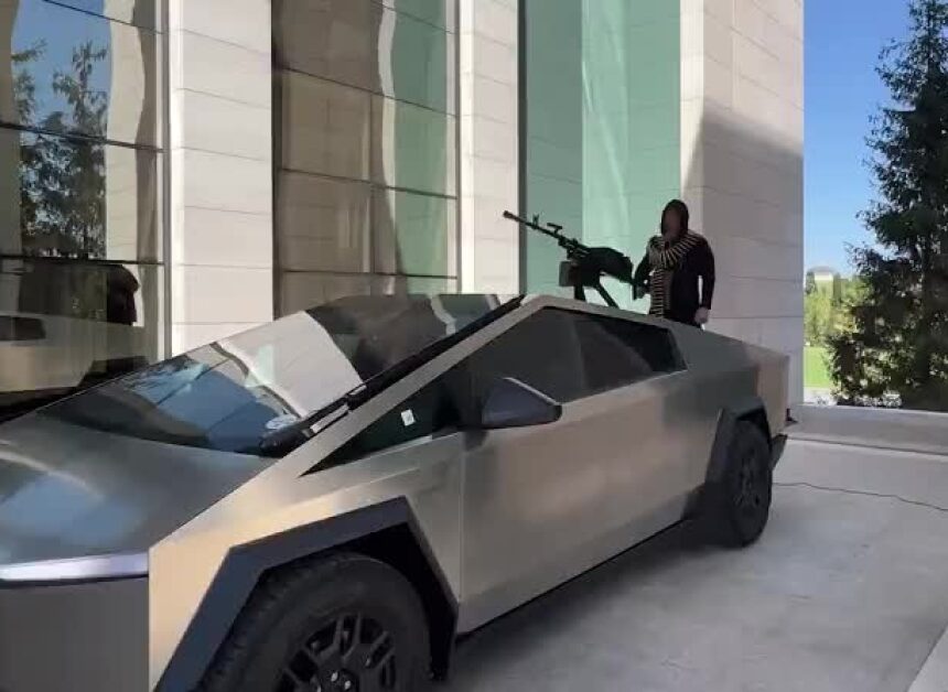 Musk regala una Tesla Cybertruck a Kadyrov, il leader ceceno la equipaggia con una mitragliatrice: “Verrà usata in Ucraina”