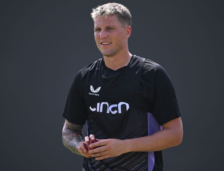 Pakistan bat first, Brydon Carse debuts for England