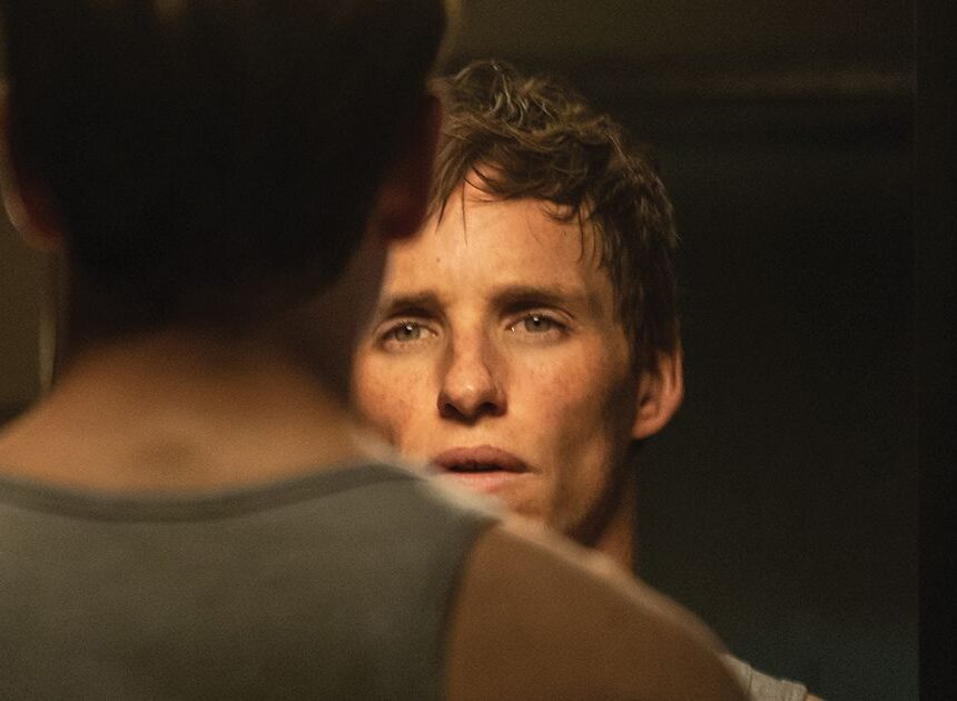 Un grande Eddie Redmayne ci porta negli occhi dell’assassino: perché vedere da oggi “The Day of the Jackal”