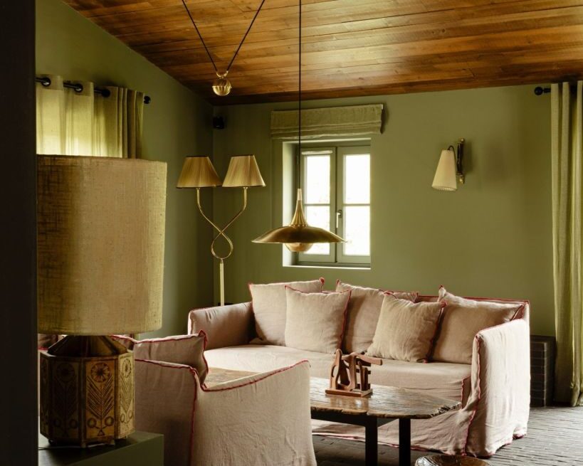 Île de Ré : une maison de famille colorée et articulée autour de trois jardins