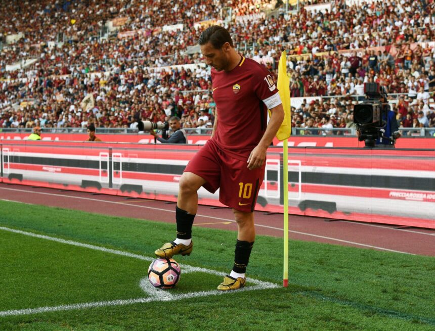 La Roma omaggia Totti: “32 anni fa, a quest’ora esordiva tra i professionisti. La nostra storia”