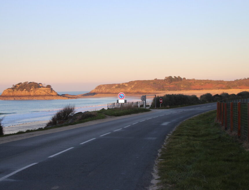 Réchauffement climatique : cette route bretonne est condamnée à disparaître d’ici 10 à 15 ans Réchauffement climatique : cette route bretonne est condamnée à disparaître d’ici 10 à 15 ans