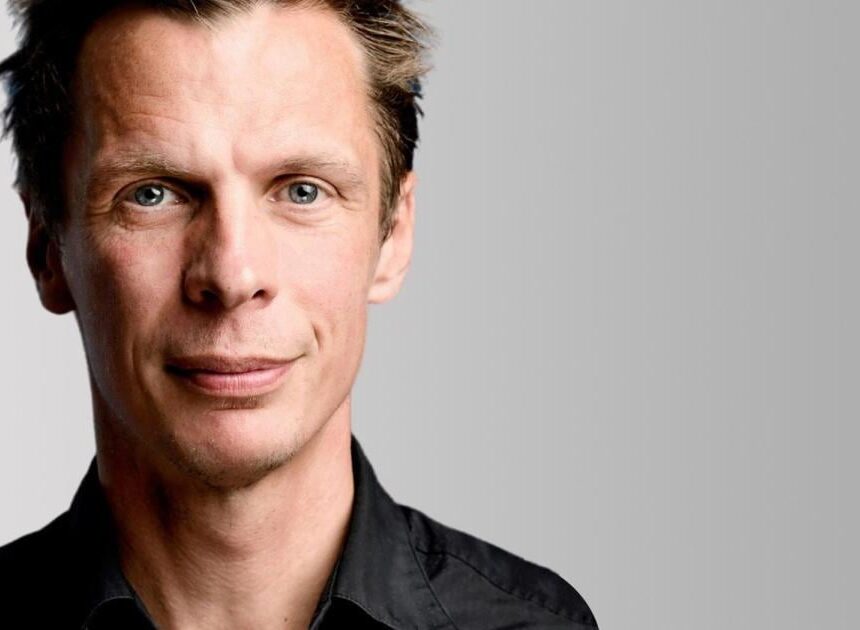 Pudding-Essen mit Gabel: Der Tiktok-Trend und Klaus Eckel Pudding-Essen mit Gabel: Der Tiktok-Trend und Klaus Eckel