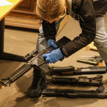 Polizei stoppt Auto auf A1 in NRW ++ Zeitgleich schlägt das SEK zu ++ Heftige Funde!