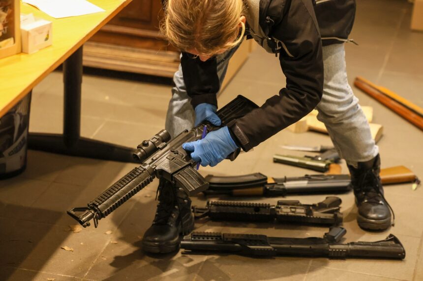 Polizei stoppt Auto auf A1 in NRW ++ Zeitgleich schlägt das SEK zu ++ Heftige Funde!