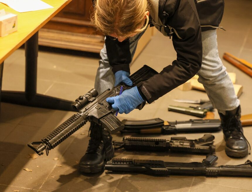 Polizei stoppt Auto auf A1 in NRW ++ Zeitgleich schlägt das SEK zu ++ Heftige Funde! Polizei stoppt Auto auf A1 in NRW ++ Zeitgleich schlägt das SEK zu ++ Heftige Funde!