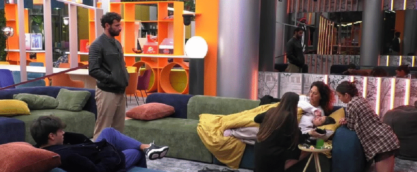 Grande Fratello, si rompe il legame tra due gieffini: “Voleva solo fare il teatrino”