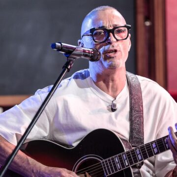 Spiava Alex Britti col baby monitor del figlio: la ex moglie Nicole Pravadelli condannata a 6 anni Spiava Alex Britti col baby monitor del figlio: la ex moglie Nicole Pravadelli condannata a 6 anni