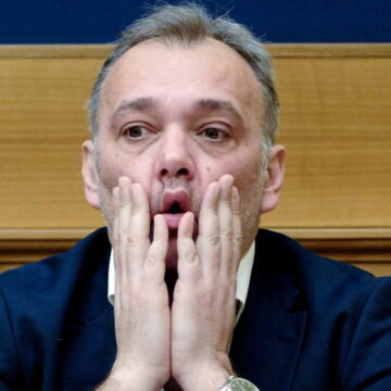 Matteo Richetti, giornata nera per il capogruppo di Azione: derubato due volte in treno Matteo Richetti, giornata nera per il capogruppo di Azione: derubato due volte in treno