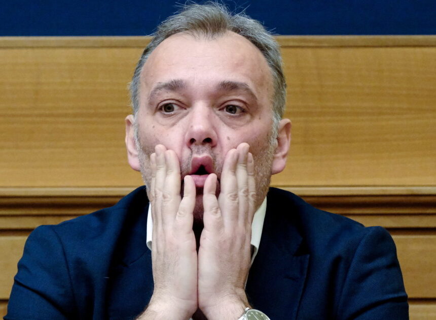 Matteo Richetti, giornata nera per il capogruppo di Azione: derubato due volte in treno Matteo Richetti, giornata nera per il capogruppo di Azione: derubato due volte in treno