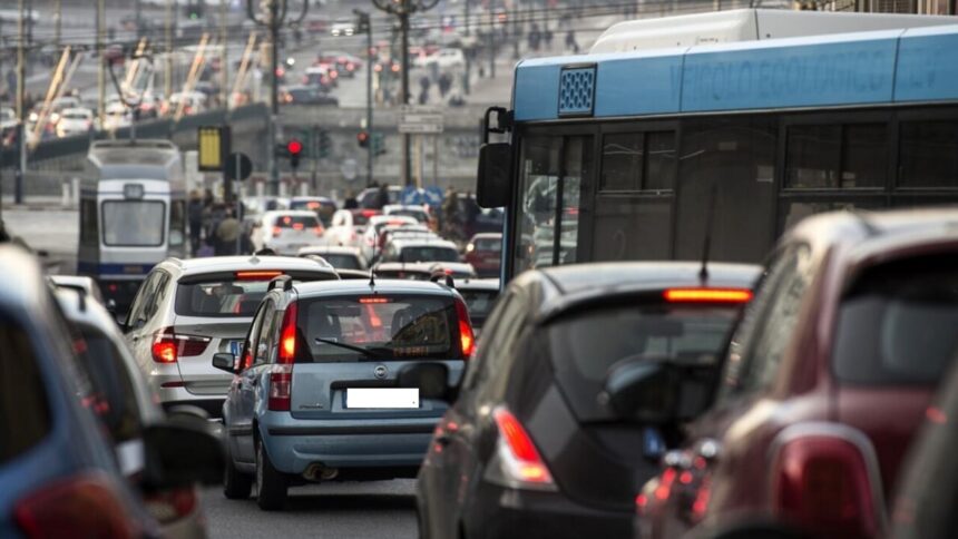 Auto, il 2026 si apre con una stangata: dall’assicurazione al diesel, tutti gli aumenti a partire da gennaio